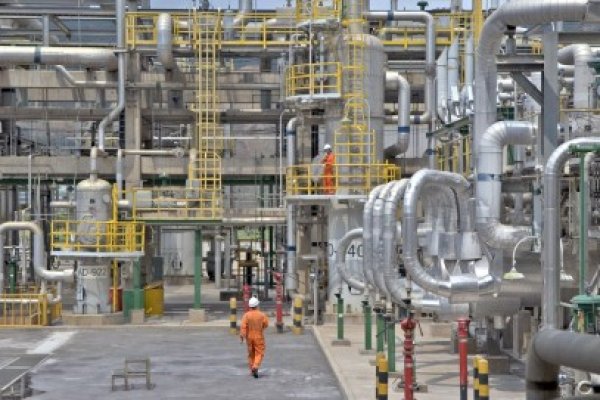 Exclusiv: Protest spontan la Petromidia. Negocierile angajaţilor pentru prima de vacanţă de 1000 de euro, eşuate